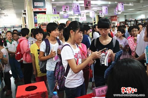 千鬼黛、铁铁空降北京签售 共谱萌宠钢琴曲_