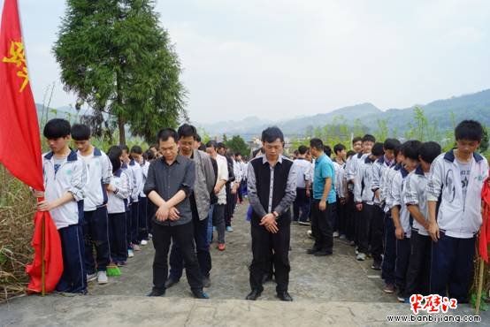 凤冈蜂岩镇:清明节前到烈士陵园开展扫墓活动