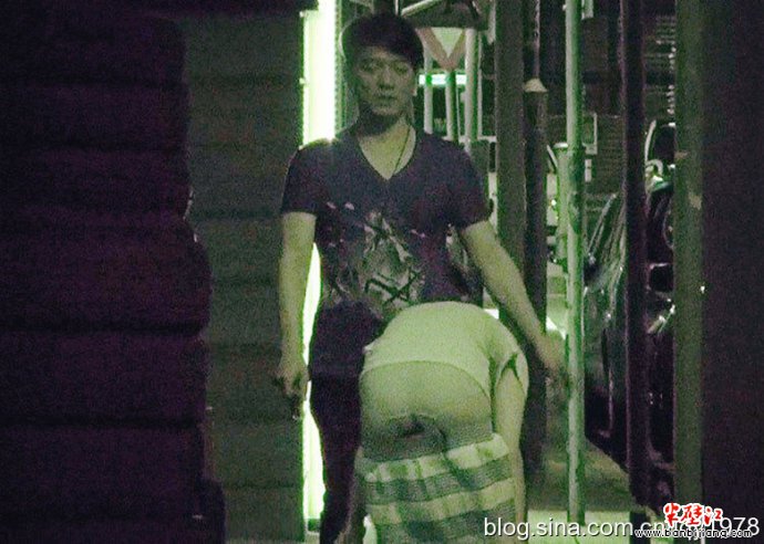 女人脱内衣让男人亲吻_男人抱着女人亲吻图片(2)